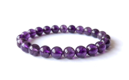 Bracelet en pierres naturelles d'améthyste, qualité AA, perles de 8mm porté. Lithothérapie, apporte paix intérieure et protection