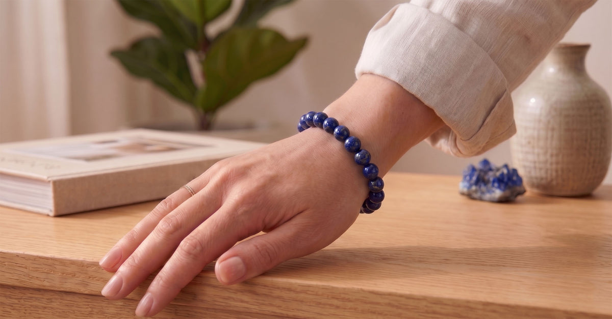Bracelet Lapis Lazuli en pierres naturelles de 8mm de qualité AA, porté au poignet. En lithothérapie elle apporte communication et protection