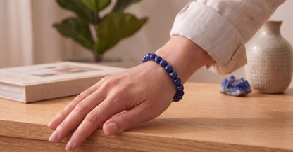 Bracelet Lapis Lazuli en pierres naturelles de 8mm de qualité AA, porté au poignet. En lithothérapie elle apporte communication et protection