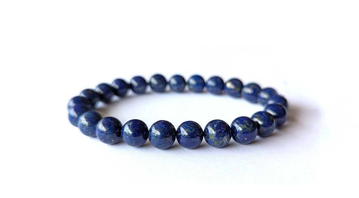 Bracelet Lapis Lazuli en pierres naturelles de 8mm de qualité AA, vue de profil. En lithothérapie elle apporte communication et protection