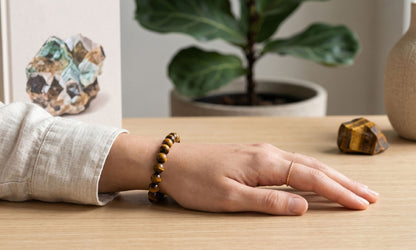 Bracelet Œil de Tigre en pierres naturelles de 8mm de qualité AA, porté . En lithothérapie, apporte protection, courage et confiance en soi