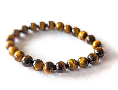 Bracelet Œil de Tigre en pierres naturelles de 8mm de qualité AA, vue de profil. En lithothérapie, apporte protection, courage et confiance en soi