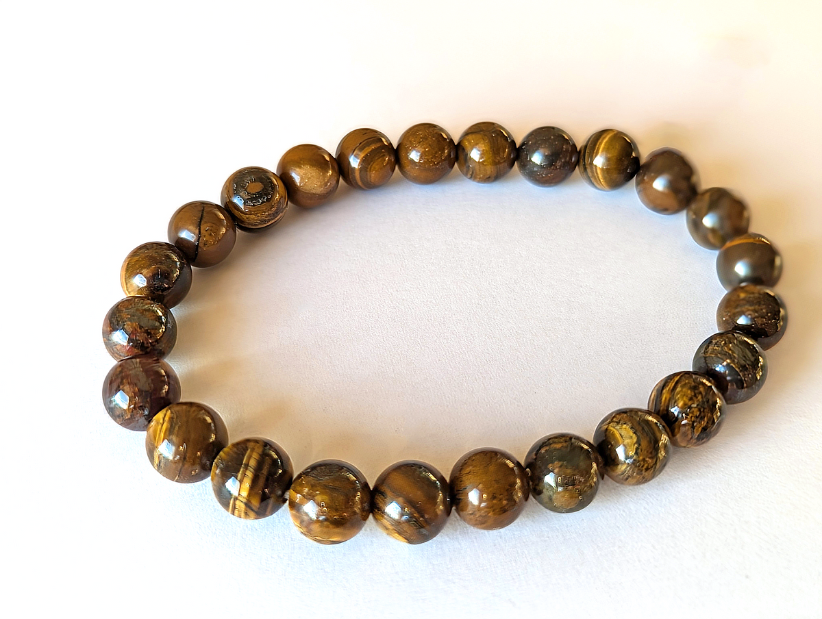 Bracelet œil de Fer en pierres naturelles de 8mm de qualité AA, vue de profil. En lithothérapie , apporte protection et volonté